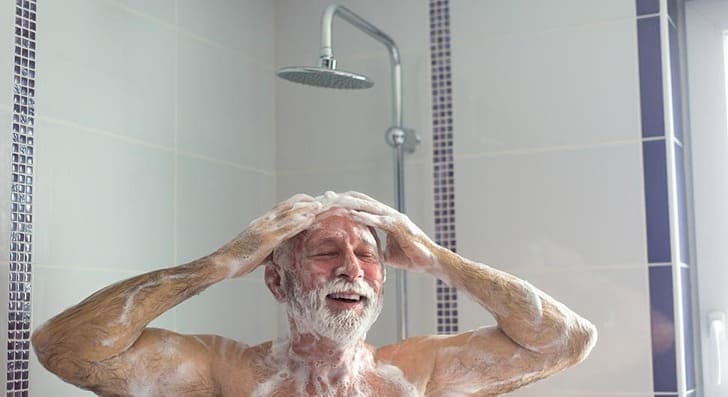 Installation douche senior gratuite pour les plus de 70 ans : conditions et aides pour installation de douche sécurisée gratuite — personne âgée et locataire